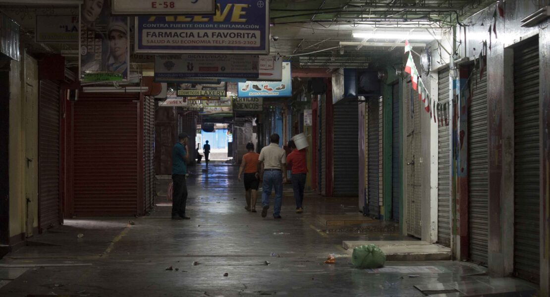 La economía sigue en caída libre, y el régimen no tiene un plan para detenerla