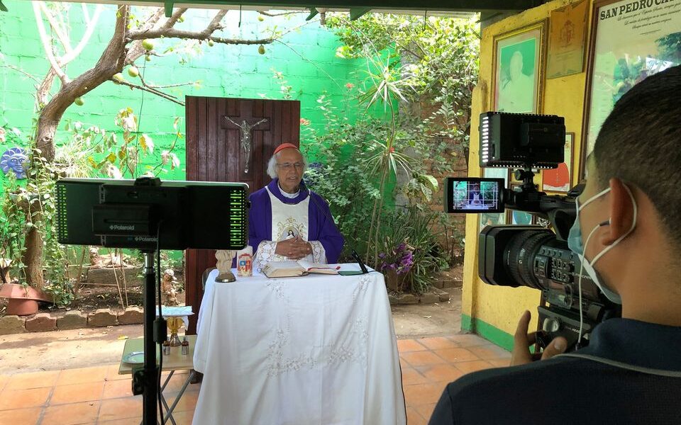 Sacerdotes usan redes sociales para estar cerca de feligreses en tiempos de Covid-19